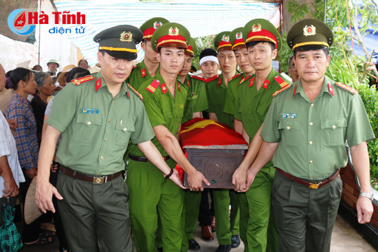 trao bang to quoc ghi cong cho liet sy cong an ha tinh