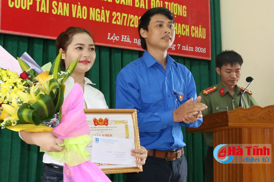 khen thuong nhom cong dan bat ten cuop giat tren duong