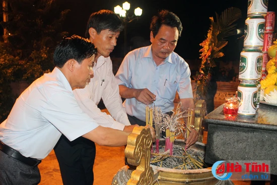 gan 8 000 dvtn ha tinh dong loat thap nen tri an cac anh hung liet sy