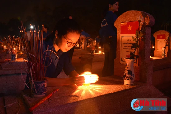 gan 8 000 dvtn ha tinh dong loat thap nen tri an cac anh hung liet sy