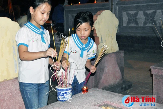 gan 8 000 dvtn ha tinh dong loat thap nen tri an cac anh hung liet sy