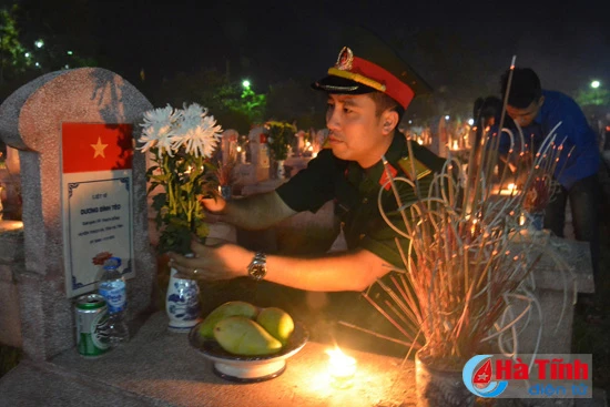 gan 8 000 dvtn ha tinh dong loat thap nen tri an cac anh hung liet sy