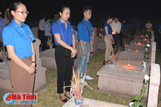 gan 8 000 dvtn ha tinh dong loat thap nen tri an cac anh hung liet sy