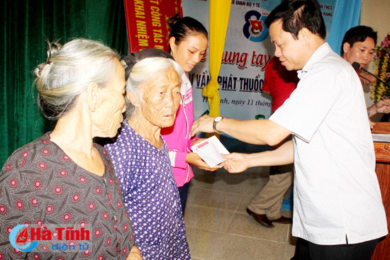 hoi chu thap do viet nam kham chua benh cho nguoi dan ky anh