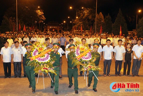 gan 8 000 dvtn ha tinh dong loat thap nen tri an cac anh hung liet sy