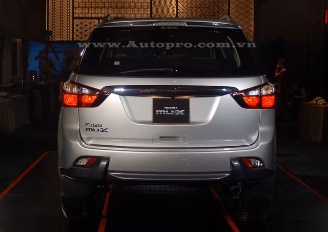 isuzu mu x co gi hot de canh tranh voi toyota fortuner