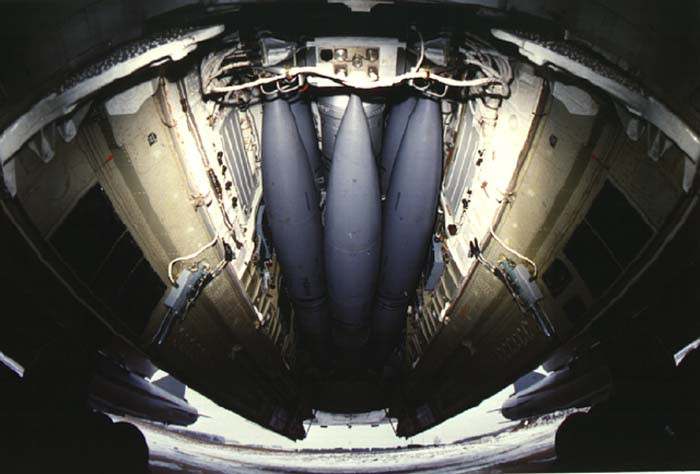 ten lua khong doi dat trang bi cho cac may bay nem bom khung