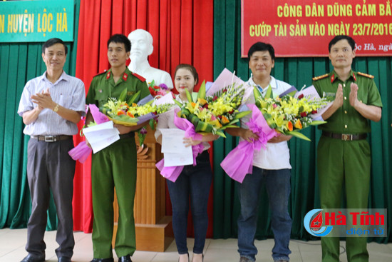 khen thuong nhom cong dan bat ten cuop giat tren duong