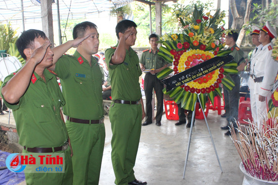 nghen ngao truoc linh cuu nu thieu uy cong an tu choi chua ung thu