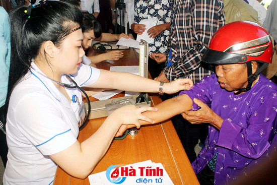 hoi chu thap do viet nam kham chua benh cho nguoi dan ky anh