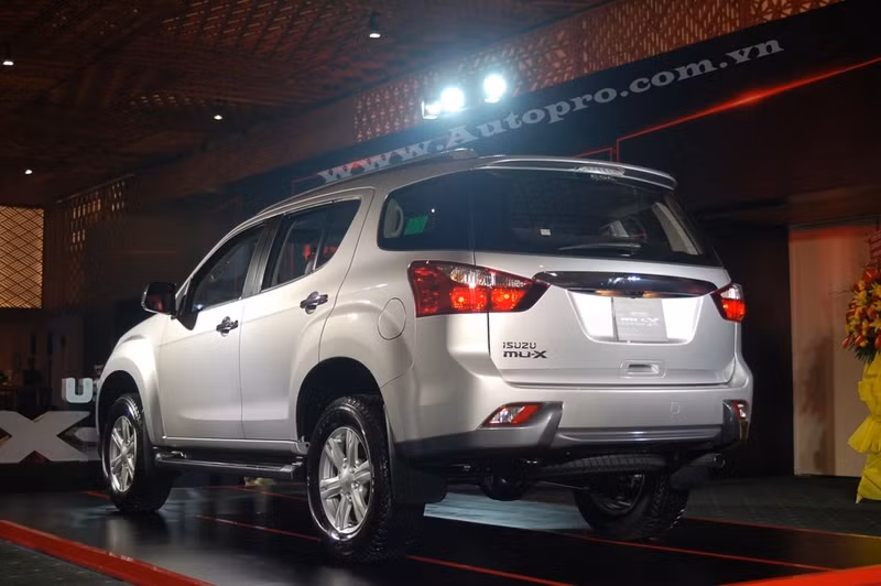 isuzu mu x co gi hot de canh tranh voi toyota fortuner