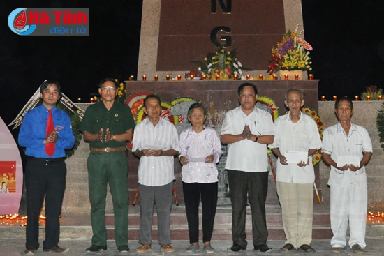 gan 8 000 dvtn ha tinh dong loat thap nen tri an cac anh hung liet sy