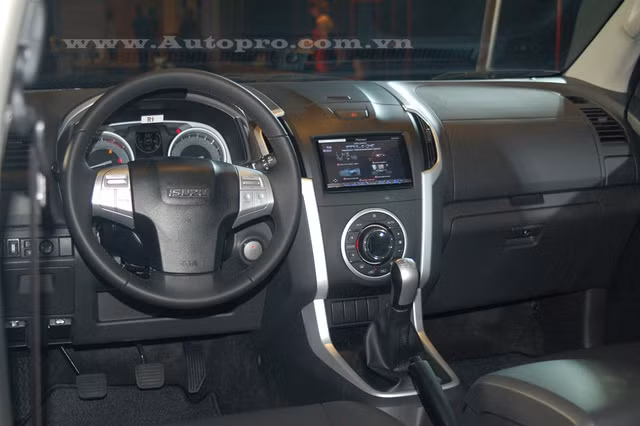 isuzu mu x co gi hot de canh tranh voi toyota fortuner