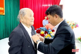 Gia Hanh trao tặng huy hiệu Đảng cho 26 đảng viên