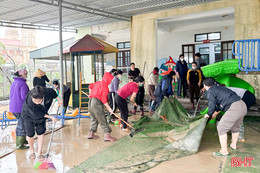 Khẩn trương vệ sinh trường lớp, sớm ổn định việc học sau mưa lũ