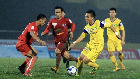 Các cầu thủ SLNA (phải) sẽ tiếp tục mạch trận thăng hoa