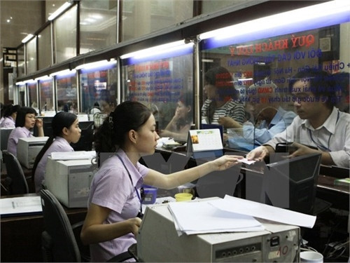 Hành khách mua vé tàu tại ga Hà Nội. (Ảnh: Thế Duyệt/TTXVN)