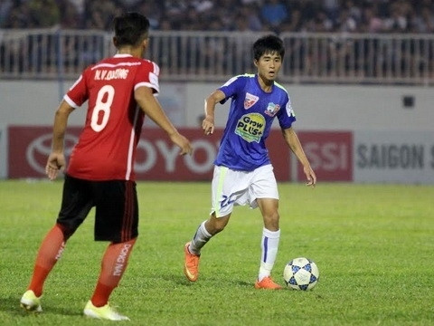 Trong lần hiếm hoi được đá chính thế chỗ Xuân Trường, Thanh Hậu (phải) đã chơi tốt và ghi bàn thắng đẹp cho HAGL. Ảnh: Phạm Tuân