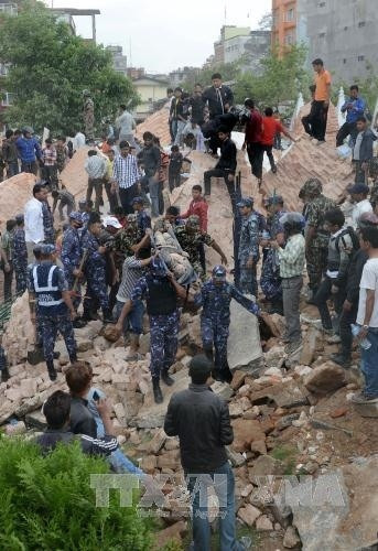 Lực lượng cứu hộ chuyển thi thể nạn nhân thiệt mạng tại khu vực tháp Darahara. Ảnh: AFP/TTXVN Lực lượng cứu hộ chuyển thi thể nạn nhân thiệt mạng tại khu vực tháp Darahara. Ảnh: AFP/TTXVN