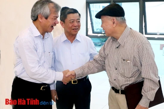 Con em Hà Tĩnh tại Hà Nội góp ý Dự thảo Báo cáo chính trị Đại hội Đảng bộ tỉnh ảnh 7