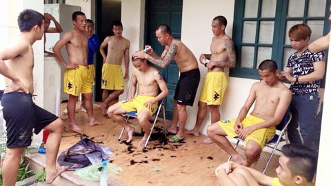 Các cầu thủ Hà Nội T&T đã đồng loạt xuống tóc nhằm “xua đuổi vận đen đeo bám”