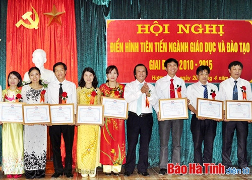 Hương Sơn vinh danh 39 tập thể, cá nhân điển hình trong GD&ĐT ảnh 1