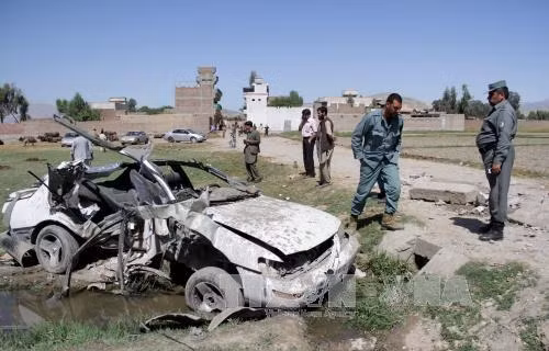 Cảnh sát Afghanistan điều tra tại hiện trường vụ đánh bom ở Nangarhar. Ảnh: THX-TTXVN