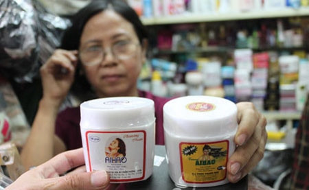 Hàng giả, hàng nhái đầy các khu chợ. (Ảnh Dân trí)