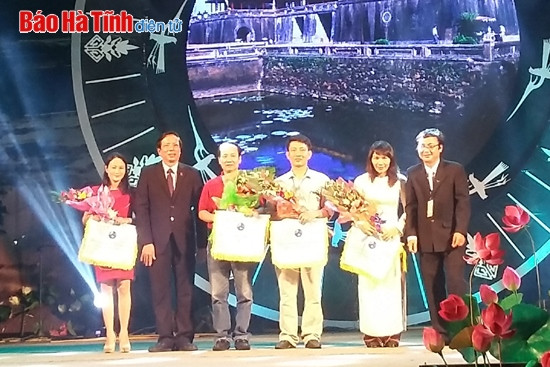 BTC trao quà lưu niệm cho các đoàn tham gia