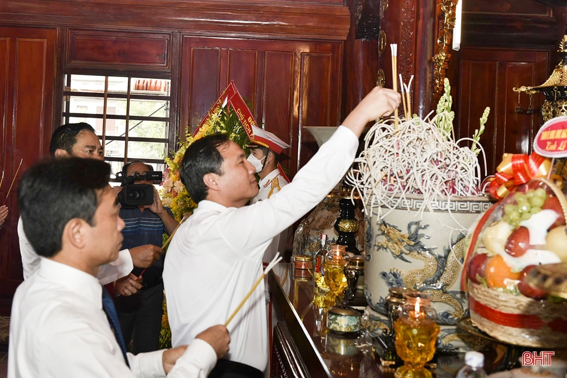 Lãnh đạo tỉnh Hà Tĩnh dâng hương tưởng niệm Chủ tịch Hồ Chí Minh