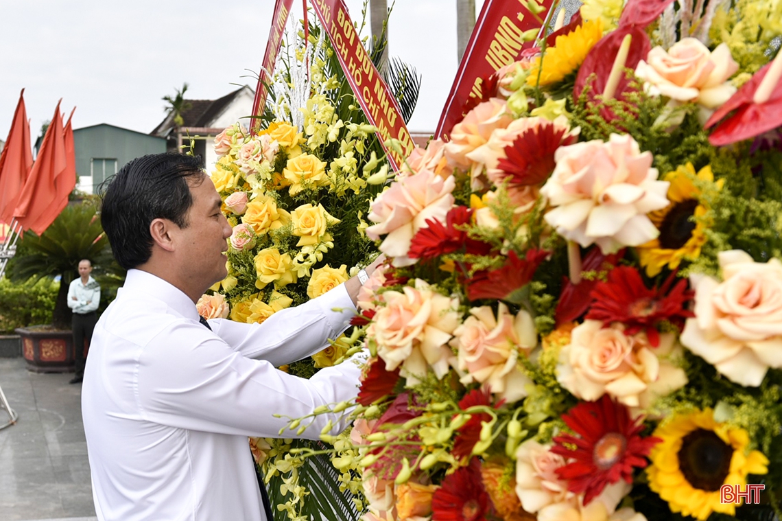Lãnh đạo tỉnh Hà Tĩnh dâng hương tưởng niệm Chủ tịch Hồ Chí Minh