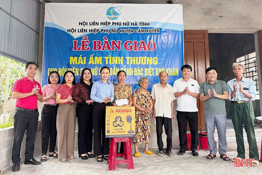 Mit einem kreativen Ansatz im Rahmen der Bewegung zur Abschaffung der provisorischen Unterkünfte Anfang 2025 haben die Frauen von Cam Xuyen 31 Häuser für arme Mitglieder gebaut und repariert. Foto: Provinzführer und die Provinz- und Ortsfrauenunion übergeben neue Häuser an Mitglied Vo Thi Thong (Gemeinde Yen Hoa, Cam Xuyen). bqbht_br_a4.jpg