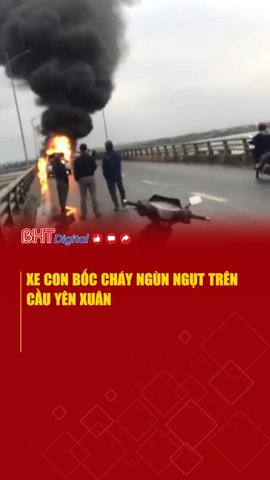 Xe con bốc cháy ngùn ngụt trên cầu Yên Xuân