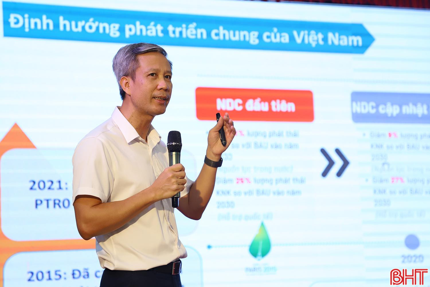 GS.TS Lê Anh Tuấn trình bày nội dung: Chính sách và công nghệ năng lượng sạch hướng tới phát thải ròng bằng zero và nhận định về năng lượng của Hà Tĩnh. a122.jpg