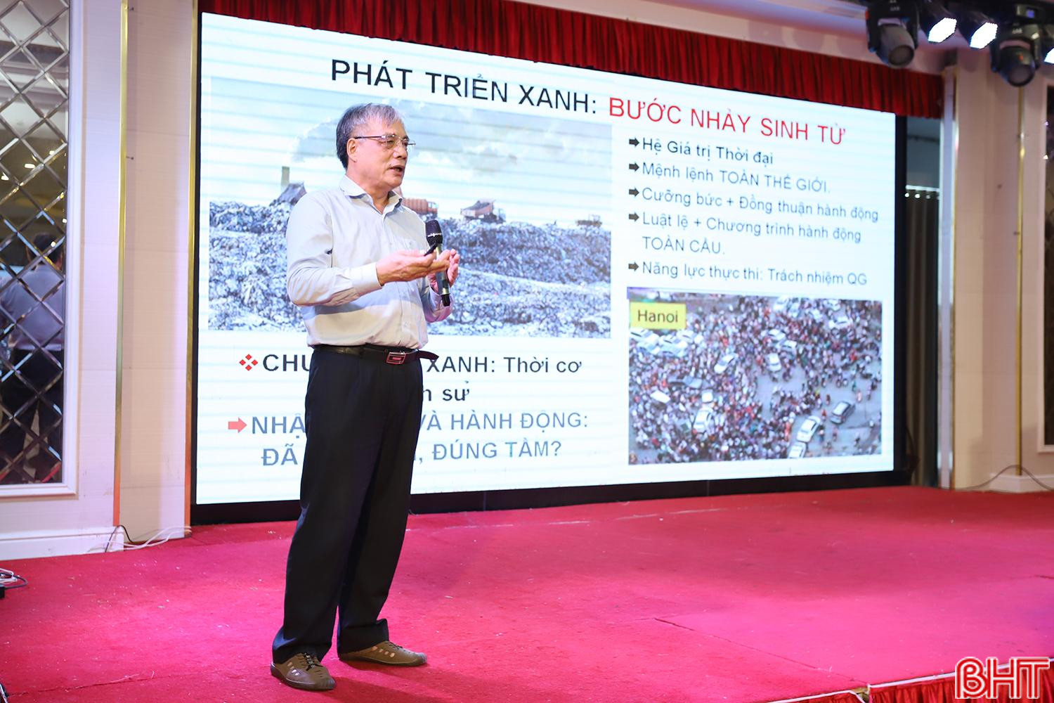 PGS.TS Trần Đình Thiên – thành viên Tổ Tư vấn Kinh tế của Thủ tướng Chính phủ, nguyên Viện trưởng Viện Kinh tế Việt Nam tham luận nội dung: Phát triển xanh của Hà Tĩnh trong động thái phát triển thời đại. aIMG_1435.jpg