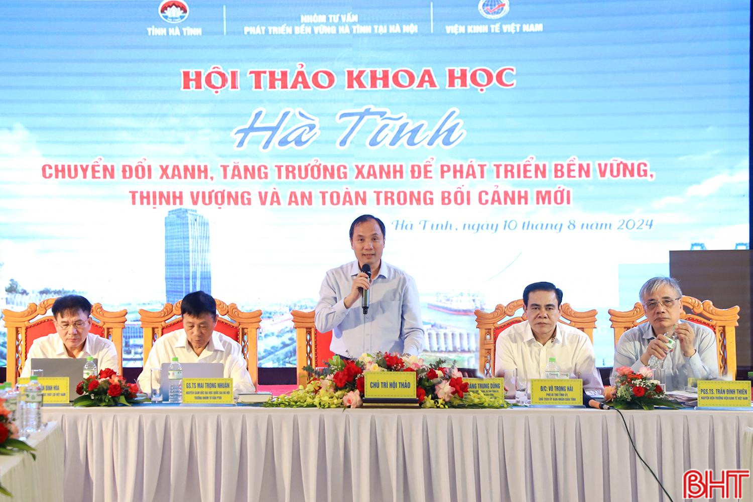 Bí thư Tỉnh ủy Hoàng Trung Dũng phát biểu đặt vấn đề tại hội thảo. aIMG_1443.jpg