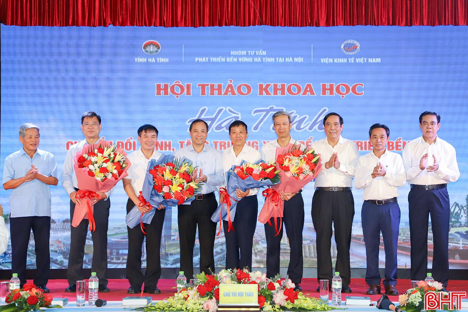 Chủ tịch Hội Người cao tuổi Việt Nam Nguyễn Thanh Bình, Chủ tịch Hội đồng hương Hà Tĩnh tại Hà Nội Đặng Quốc Tiến và các đồng chí Thường trực Tỉnh ủy tặng hoa chúc mừng GS.TS. Mai Trọng Nhuận - Trưởng nhóm Tư vấn phát triển bền vững Hà Tĩnh tại Hà Nội được Nhà nước phong tặng danh hiệu Nhà giáo Nhân dân; GS.TS. Trần Thanh Hải, GS.TS. Trần Đình Hoà, GS.TS. Lê Anh Tuấn - thành viên Nhóm Tư vấn phát triển bền vững Hà Tĩnh tại Hà Nội được tín nhiệm bầu làm thành viên Hội đồng Giáo sư Nhà nước và Chủ tịch, Phó Chủ tịch Hội đồng giáo sư ngành, liên ngành. aIMG_1350.jpg