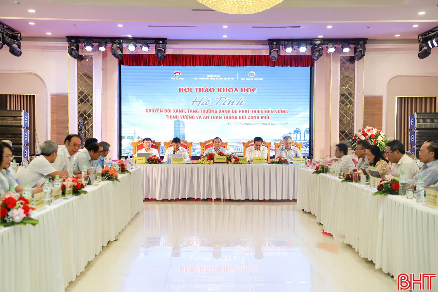 Hội thảo “Hà Tĩnh chuyển đổi xanh, tăng trưởng xanh để phát triển bền vững, thịnh vượng và an toàn trong bối cảnh mới” do Hà Tĩnh phối hợp với Viện Kinh tế Việt Nam, Nhóm Tư vấn phát triển bền vững Hà Tĩnh tại Hà Nội tổ chức. aIMG_1473.jpg