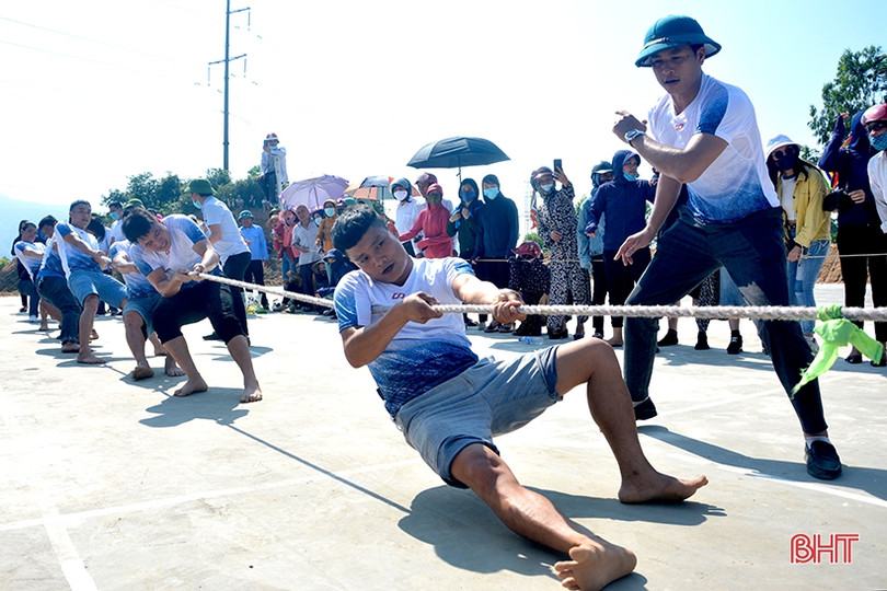 Sôi nổi giải kéo co chào mừng đại giỗ Quốc Tổ Hùng Vương năm 2021 tại Hà Tĩnh