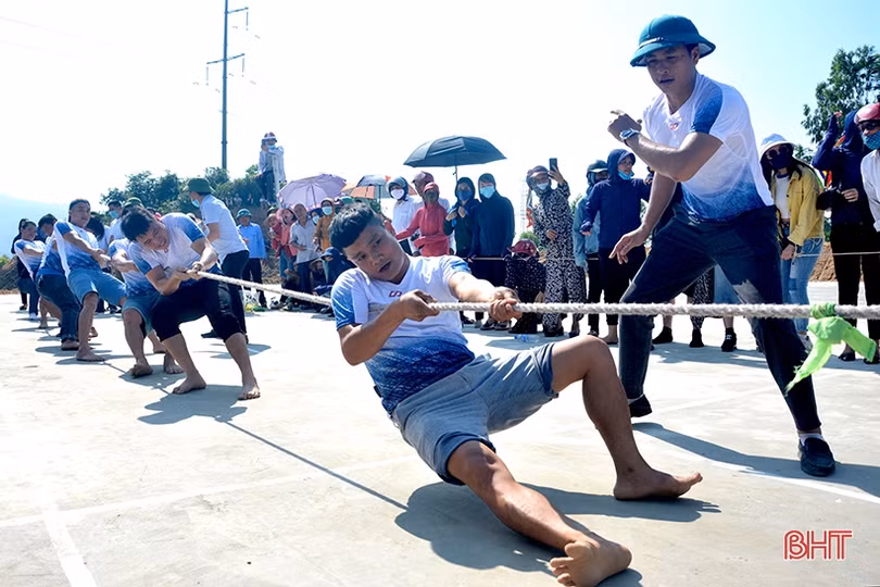 Sôi nổi giải kéo co chào mừng đại giỗ Quốc Tổ Hùng Vương năm 2021 tại Hà Tĩnh