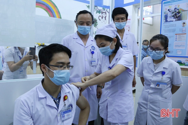 Triển khai tiêm vắc xin phòng Covid-19 tại 2 đô thị lớn ở Hà Tĩnh