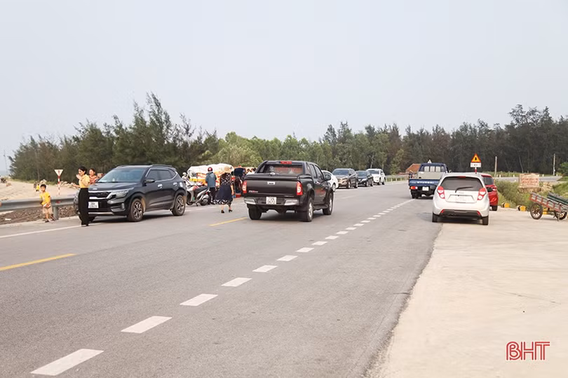 Tái diễn cảnh chợ hải sản tự phát lấn đường ven biển Hà Tĩnh