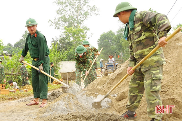 Gần 100 cán bộ, chiến sỹ giúp người dân miền núi Hà Tĩnh xây dựng nông thôn mới