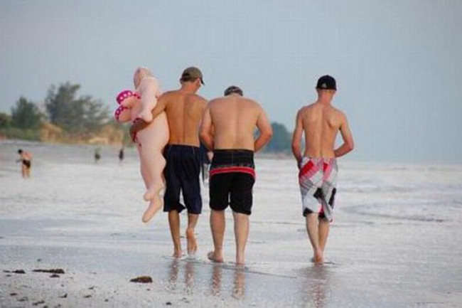 Bắt gặp những khoảnh khắc siêu hài trên bãi biển khiến bao người bật cười