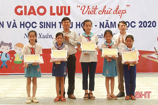 117 giáo viên, học sinh Nghi Xuân trổ tài viết chữ đẹp