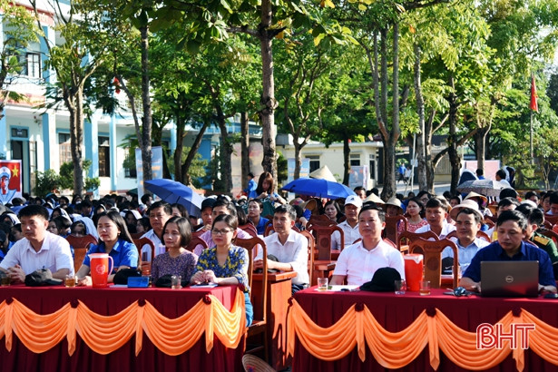 Học sinh Hà Tĩnh tham gia triển lãm số về Hoàng Sa và Trường Sa