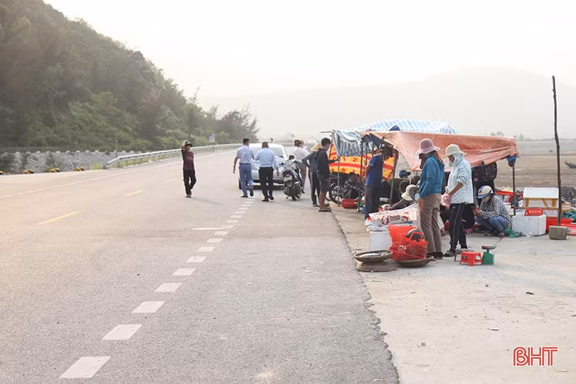 Tái diễn cảnh chợ hải sản tự phát lấn đường ven biển Hà Tĩnh