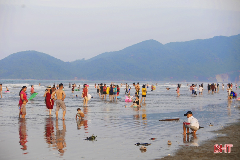 Vừa khởi động mùa du lịch, các bãi biển Hà Tĩnh đã nhộn nhịp du khách
