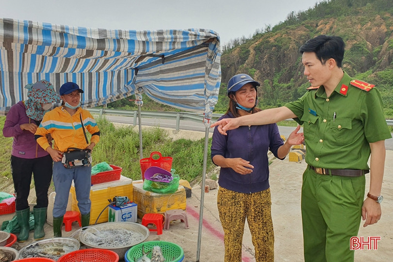 Thị xã Hồng Lĩnh giải tỏa tình trạng tái lấn chiếm hành lang an toàn giao thông ảnh 6 Thị xã Hồng Lĩnh giải tỏa tình trạng tái lấn chiếm hành lang an toàn giao thông
