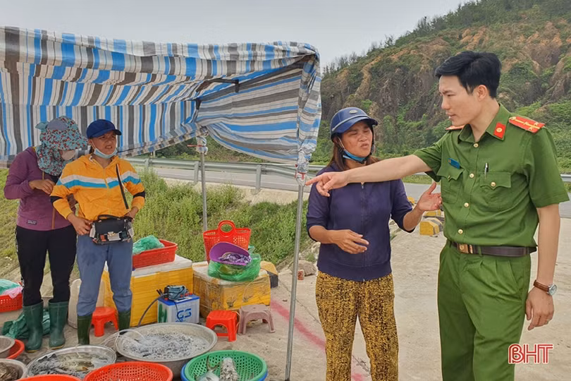 Dẹp chợ hải sản tự phát trên đường ven biển sau khi Báo Hà Tĩnh phản ánh